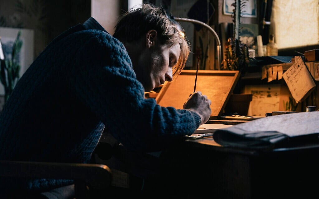 Louis Hofmann incarne le juif Cioma Schönberg, qui réussit à vivre à Berlin pendant la Seconde Guerre mondiale et falsifia des passeports pour les clandestins. (Avec l’aimable autorisation de Kino Lorber)