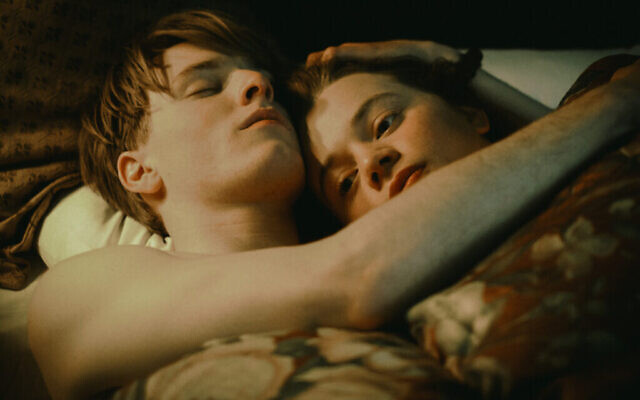 Louis Hofmann (dans le rôle de Cioma Schönhaus) et Luna Wedler (dans celui de Gerda) dans 'The Forger.' (Avec l’aimable autorisation de Kino Lorber)