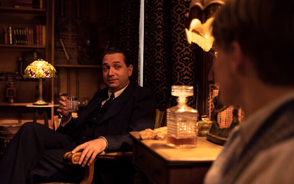 Marc Limpach (à gauche), dans le rôle d'un juriste allemand, membre de l’Église et opposant au nazisme, avec Louis Hofmann, qui interprète le rôle de Cioma Schönhaus dans 'The Forger.' (Avec l’aimable autorisation de Kino Lorber)