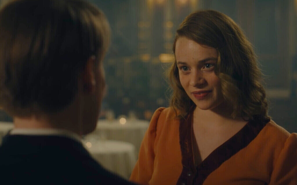 Luna Wedler (à droite) interprète le rôle de Gerda, l’amour de Cioma Schönhaus, dans 'The Forger.' (Avec l’aimable autorisation de Kino Lorber)
