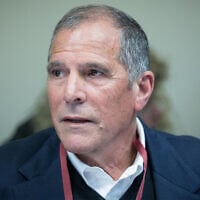 Le président du syndicat des employés de l'Autorité aéroportuaire israélienne (IAA) et membre du Likud, Pinchas Idan, arrivant à la commission centrale électorale de la Knesset, à Jérusalem, le 5 mars 2019. (Crédit : Noam Revkin Fenton/Flash90)