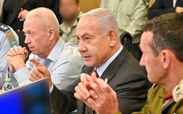 Le ministre de la Défense Yoav Gallant, à gauche, le Premier ministre Benjamin Netanyahu et le chef d'état-major de Tsahal Herzi Halevi observant un exercice militaire conjoint américain et israélien au centre de commandement de l'armée de l'Air, le 25 janvier 2023. (Crédit : Kobi Gideon/GPO)