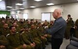 Le ministre de la Défense, Yoav Gallant, s'adressant aux troupes du 363e bataillon de réservistes sur une base militaire en Cisjordanie, le 28 février 2023. (Crédit : Nicole Laskavi/Ministère de la Défense)