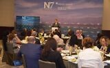 Will Wechsler, directeur principal de l'initiative N7 de l'Atlantic Council, s'adressant à une assemblée du programme, à Abou Dhabi, le 14 mars 2023. (Autorisation)