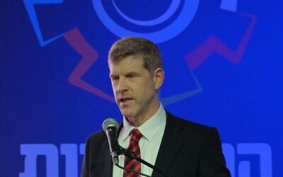 Le comptable général du ministère des Finances, Yali Rothenberg, s'adressant à des fabricants et à des entreprises de haute technologie, à Tel Aviv, le 20 mars 2023. (Crédit : Sivan Farig)