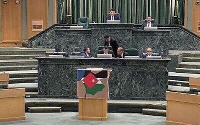 Une carte de la Jordanie moderne avec Israël, la Cisjordanie et Gaza peinte aux couleurs jordaniennes et palestiniennes au parlement d'Amman, en Jordanie, le 23 mars 2023. (Capture d'écran : used in accordance with Clause 27a of the Copyright Law)