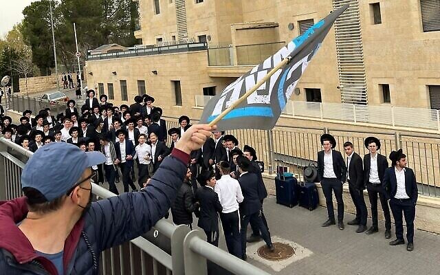 Des haredim devant le domicile d'Aryeh Deri alors que des manifestants contre la refonte judiciaire se sont rassemblés aussi à Jérusalem, le 23 mars 2023. (Crédit : Flash90)
