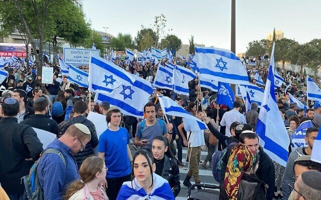 Les partisans de la réforme judiciaire prévue par le gouvernement rassemblés à Jérusalem, le 27 mars 2023. (Crédit : Carrie Keller-Lynn/Times of Israel)