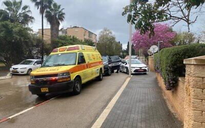 Le lieu où une femme a été retrouvée morte dans sa maison, à Pardes Hanna, le 30 mars 2023. (Crédit : Magen David Adom)
