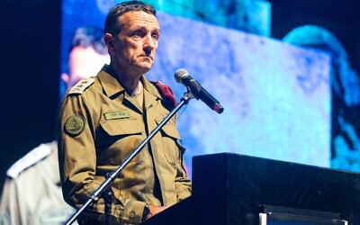 Le chef d'état-major de Tsahal, Herzi Halevi, s'exprimant lors d'une cérémonie militaire pour les troupes réservistes à l'université de Tel-Aviv, le 12 mars 2023. (Crédit : Armée israélienne)