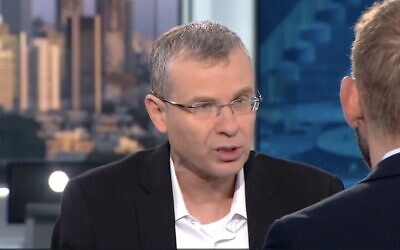 Le ministre de la Justice Yariv Levin lors d'une interview en direct avec la chaine publique israélienne Kan sur la réforme du système judiciaire du gouvernement, le 28 février 2023. (Crédit : La chaine publique israélienne Kan)
