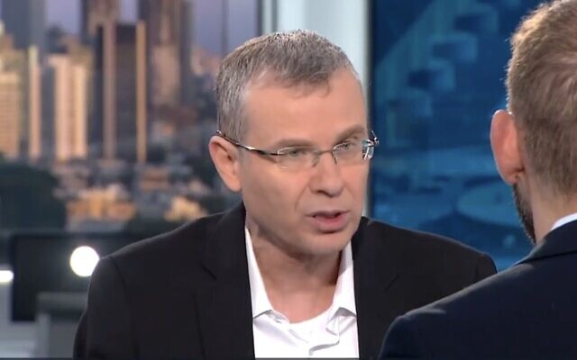 Le ministre de la Justice Yariv Levin lors d'une interview en direct avec la chaine publique israélienne Kan sur la réforme du système judiciaire du gouvernement, le 28 février 2023. (Crédit : La chaine publique israélienne Kan) Le ministre de la Justice Yariv Levin lors d'une interview en direct avec la chaine publique israélienne Kan sur la réforme du système judiciaire du gouvernement, le 28 février 2023. (Crédit : La chaine publique israélienne Kan)
