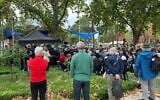 Des visiteurs de la Semaine des écrivains d'Adelaïde en Australie écoutent l'autrice palestinienne Sarah Abulhawa, le 7 mars 2023. (Crédit : Josh Feldman)