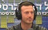 Le mannequin  Michael Lewis au micro d'une émission de radio en 2023. (Capture d’écran vidéo)