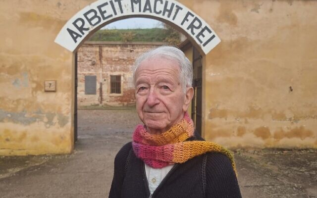 Le survivant de la Shoah et influenceur sur TikTok Gidon Lev au camp de concentration de Theresienstadt, en 2022. (Autorisation)
