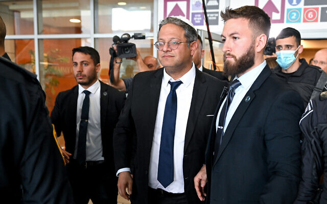 Le ministre de la Sécurité nationale Itamar Ben Gvir rend visite à des membres de l'unité Yamam qui ont été blessés pendant une opération à Jénine à l'hôpital Rambam de Haïfa, le 8 mars 2023. (Crédit : Flash90) Le ministre de la Sécurité nationale Itamar Ben Gvir rend visite à des membres de l'unité Yamam qui ont été blessés pendant une opération à Jénine à l'hôpital Rambam de Haïfa, le 8 mars 2023. (Crédit : Flash90)