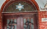 Des vandales ont profané le plus ancien bâtiment de la synagogue de la province de Québec avec des croix gammées nazies, en mars 2023 (Crédit : B’nai Brith Canada via la JTA)