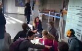 Des militants collés au sol à l'entrée d'un bâtiment abritant des bureaux du gouvernement, à Tel Aviv, le 8 mars 2023. (Capture d'écran ; utilisée conformément à l'article 27a de la loi sur le droit d'auteur)