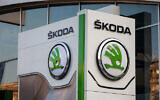 Photo de l’enseigne ŠKODA chez un concessionnaire automobile à New Belgrade (BalkansCat; iStock de Getty Images)
