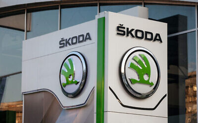 Photo de l’enseigne ŠKODA chez un concessionnaire automobile à New Belgrade (BalkansCat; iStock de Getty Images)