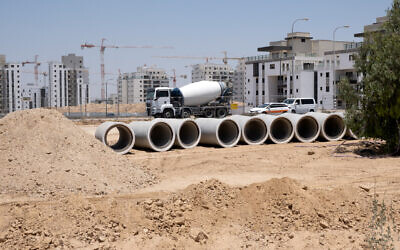 Un chantier de construction en Israël, en mai 2022. (Crédit : Roman Mykhalchuk via iStock by Getty Images)
