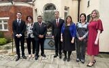 Le ministre des Affaires étrangères Eli Cohen (C) avec le ministre d'État britannique pour le Moyen-Orient Lord Tariq Ahmad (troisième à gauche), l'ambassadeur d'Israël au Royaume-Uni Tzipi Hotovely (troisième à droite) et des membres de la famille de l'ancien ambassadeur Shlomo Argov, à Londres, le 21 mars 2023. (Crédit : Stuart Mitchell)