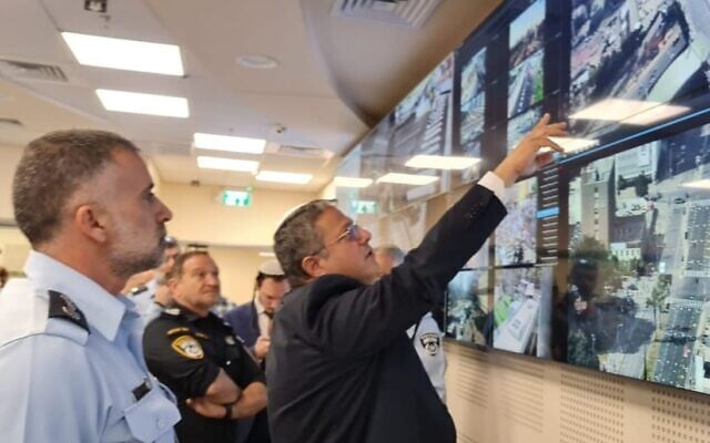 Le ministre de la Sécurité nationale Itamar Ben Gvir au poste de commandement de la police de Tel Aviv pendant les manifestations contre les réformes judiciaires du gouvernement, le 1er mars 2023. (Crédit :via Twitter; used in accordance with Clause 27a of the Copyright Law)