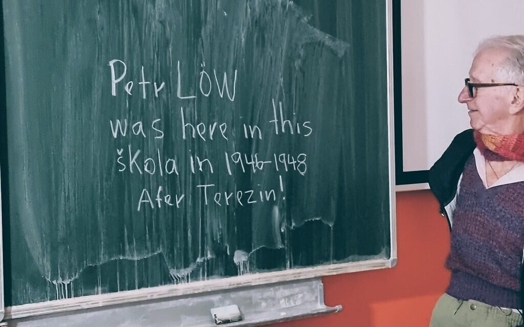 Le survivant de la Shoah et influenceur sur TikTok Gidon Lev retourne dans une école de Karlovy Vary (Carlsbad), en République tchèque, en 2022. (Autorisation)