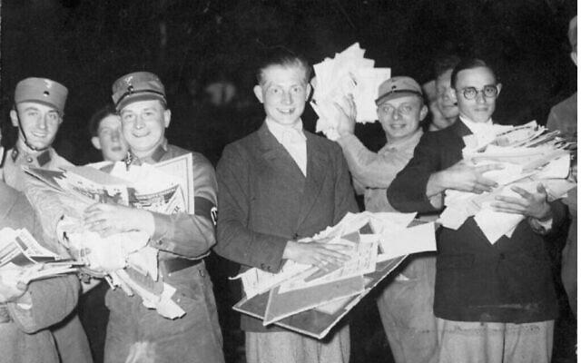 Des étudiants participant à un autodafé nazi, sur l'Opernplatz de Francfort, en mai 1933. (Crédit : Bundesarchiv)