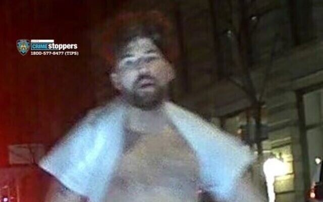 Un homme supposé employé par le consulat israélien, Yonatan Maimon, est accusé d’avoir mené une attaque avec une bouteille en verre à New York, le 26 février 2023. (Crédit : NYPD Crimestoppers)