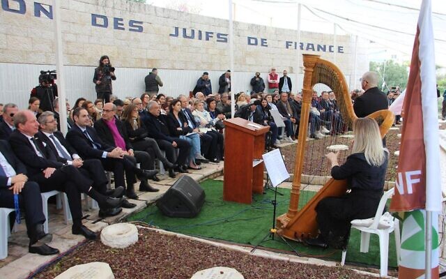 La cérémonie en hommage aux 80 000 déportés juifs de France, le 21 mars 2023 au mémorial de Roglit, en Israël. (Crédit : Yoav Lin / KKL - JNF) La cérémonie en hommage aux 80 000 déportés juifs de France, le 21 mars 2023 au mémorial de Roglit, en Israël. (Crédit : Yoav Lin / KKL - JNF)