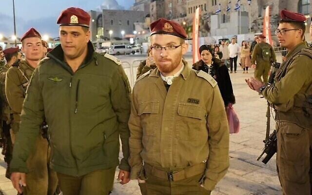 Le Lt. Nadav Weinberg (au centre), blessé dans une fusillade en janvier dernier à Jérusalem, au mur Occidental pour une cérémonie militaire, le 8 mars 2023. (Autorisation : Autorité du mur Occidental) Le Lt. Nadav Weinberg (au centre), blessé dans une fusillade en janvier dernier à Jérusalem, au mur Occidental pour une cérémonie militaire, le 8 mars 2023. (Autorisation : Autorité du mur Occidental)