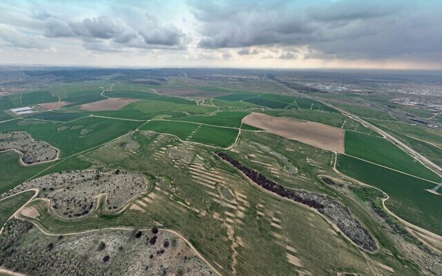Le site d'une nouvelle ville qui s'appelle temporairement Tila dans le Neguev, dans le sud d'Israël. (Crédit : Yuval Dax, Society for the Protection of Nature in Israel) Le site d'une nouvelle ville qui s'appelle temporairement Tila dans le Neguev, dans le sud d'Israël. (Crédit : Yuval Dax, Society for the Protection of Nature in Israel)