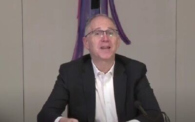Le rabbin Stephen Weiss dans une vidéo de 2020. (Capture d'écran : Youtube, utilisé conformément à la clause 27a de la loi sur le droit d'auteur)