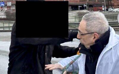 La député Ben Zyskowicz agressé par un individu à Itäkeskus, Helsinki, le 25 mars 2023. (Crédit : Équipe de campagne de Ben Zyskowicz)