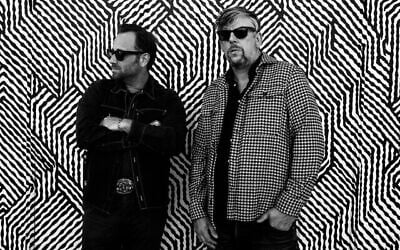 Le duo des Black Keys, le chanteur et guitariste Dan Auerbach (à gauche) et le percussionniste Patrick Carney se produiront en Israël le 10 juillet 2023 (Autorisation: Relations Publiques)