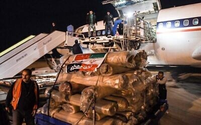 Illustration : Des employés déchargent l'aide humanitaire envoyée par avion par l'Iran à l'aéroport d'Alep, dans le nord de la Syrie, après un séisme dévastateur, le 8 février 2023. (Crédit : AFP)