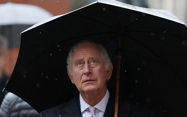 Le roi Charles III pendant une visite de l'église St Nikolai à Hambourg, dans le nord de l'Allemagne, le 31 mars 2023. (Crédit : ADRIAN DENNIS / POOL / AFP) Le roi Charles III pendant une visite de l'église St Nikolai à Hambourg, dans le nord de l'Allemagne, le 31 mars 2023. (Crédit : ADRIAN DENNIS / POOL / AFP)