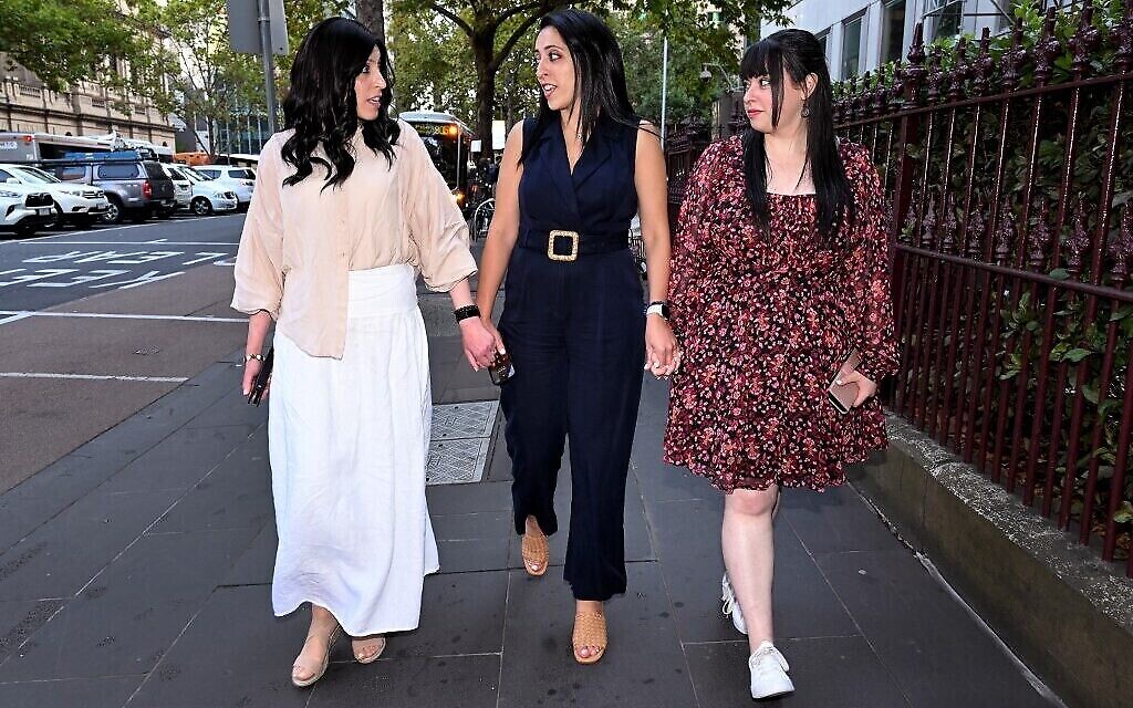 Les sœurs Nicole Meyer (à gauche), Elly Sapper (au centre) et Dassi Erlich (à droite) quittent le tribunal de comté de Melbourne le 3 avril 2023, après le procès de l’ancienne directrice d’école Malka Leifer. (Crédit : William WEST / AFP) Les sœurs Nicole Meyer (à gauche), Elly Sapper (au centre) et Dassi Erlich (à droite) quittent le tribunal de comté de Melbourne le 3 avril 2023, après le procès de l’ancienne directrice d’école Malka Leifer. (Crédit : William WEST / AFP)