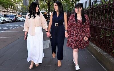 Les sœurs Nicole Meyer (à gauche), Elly Sapper (au centre) et Dassi Erlich (à droite) quittent le tribunal de comté de Melbourne le 3 avril 2023, après le procès de l’ancienne directrice d’école Malka Leifer. (Crédit : William WEST / AFP)