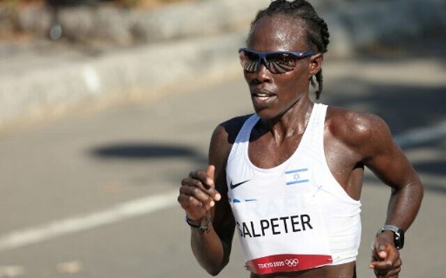 Lonah Chemtai Salpeter d'Israël participant au marathon féminin lors des Jeux olympiques de Tokyo 2020, à Sapporo, le 7 août 2021. (Crédit : Giuseppe Cacace/AFP) Lonah Chemtai Salpeter d'Israël participant au marathon féminin lors des Jeux olympiques de Tokyo 2020, à Sapporo, le 7 août 2021. (Crédit : Giuseppe Cacace/AFP)
