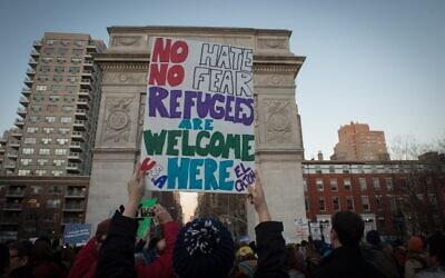 Des personnes tenant des pancartes alors que le Conseil des relations américano-islamiques organise une manifestation contre l'interdiction prévue par le président américain Donald Trump de voyager avec des musulmans, dans le Washington Square Park, à New York, le 25 janvier 2017. (Crédit : AFP/Bryan R. Smith)