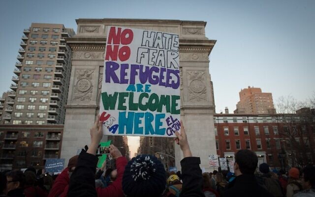 Des personnes tenant des pancartes alors que le Conseil des relations américano-islamiques organise une manifestation contre l'interdiction prévue par le président américain Donald Trump de voyager avec des musulmans, dans le Washington Square Park, à New York, le 25 janvier 2017. (Crédit : AFP/Bryan R. Smith) Des personnes tenant des pancartes alors que le Conseil des relations américano-islamiques organise une manifestation contre l'interdiction prévue par le président américain Donald Trump de voyager avec des musulmans, dans le Washington Square Park, à New York, le 25 janvier 2017. (Crédit : AFP/Bryan R. Smith)