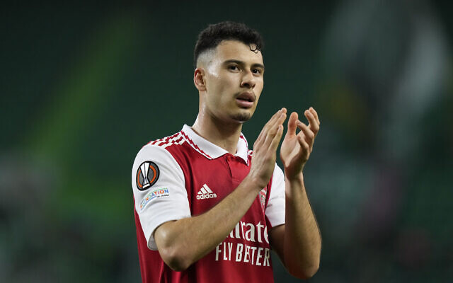 Gabriel Martinelli, joueur d'Arsenal, salue les fans à la fin du match aller des 16e de finale de l'Europa League entre le Sporting CP et Arsenal au stade Alvalade de Lisbonne, le jeudi 9 mars 2023. (Crédit : Armando Franca/AP))
