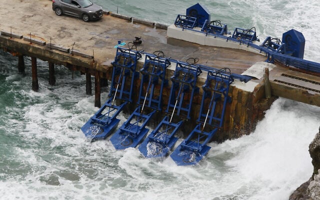 Eco Wave Power utilise des flotteurs pour exploiter la puissance des vagues et la convertir en énergie renouvelable. (Crédit : Autorisation) Eco Wave Power utilise des flotteurs pour exploiter la puissance des vagues et la convertir en énergie renouvelable. (Crédit : Autorisation)