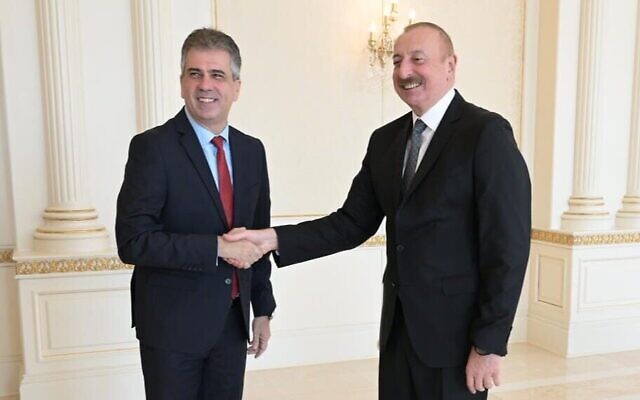 Le ministre des Affaires étrangères Eli Cohen rencontrant le président azerbaïdjanais Ilham Aliyev à Baku, le 19 avril 2023 (Crédit : Shlomi Amsalem/GPO) Le ministre des Affaires étrangères Eli Cohen rencontrant le président azerbaïdjanais Ilham Aliyev à Baku, le 19 avril 2023 (Crédit : Shlomi Amsalem/GPO)
