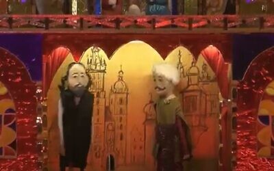 Une marionnette représente un juif orthodoxe, à gauche, dans une vidéo d'une crèche que le musée de Cracovie, en Pologne, a mise hors ligne en avril 2023. (Crédit : musée de Cracovie)