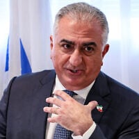 Reza Pahlavi, fils aîné du dernier Shah d'Iran, s'adresse aux journalistes à Tel Aviv le 19 avril 2023. (Crédit : JACK GUEZ / AFP)