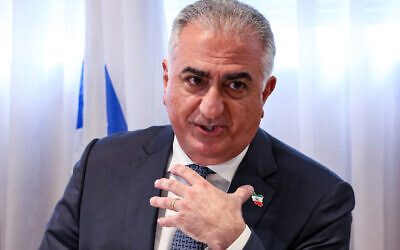 Reza Pahlavi, fils aîné du dernier Shah d'Iran, s'adresse aux journalistes à Tel Aviv le 19 avril 2023. (Crédit : JACK GUEZ / AFP)