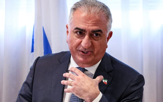 Reza Pahlavi, fils aîné du dernier Shah d'Iran, s'adresse aux journalistes à Tel Aviv le 19 avril 2023. (Crédit : JACK GUEZ / AFP) Reza Pahlavi, fils aîné du dernier Shah d'Iran, s'adresse aux journalistes à Tel Aviv le 19 avril 2023. (Crédit : JACK GUEZ / AFP)